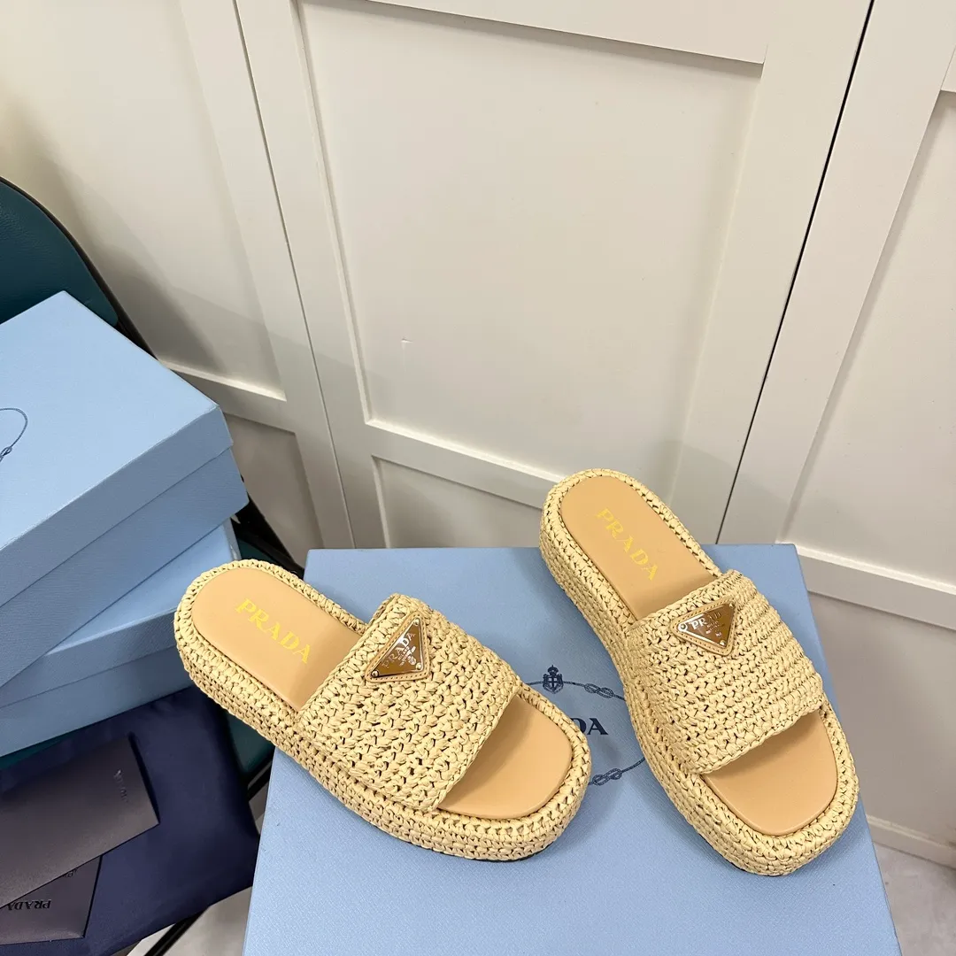 👟👟Ex-factory price 420👟👟 Prada’s new woven shoes and straw slippers! This year's popular straw series, lazy people's must-have slippers, look so good on your feet! ●Material: original uniform grass weave ●Inner padding: sheepskin lining ●Outsole: rubber outsole ●Number of yards: 35～40 (40 41 customized)